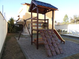 Área de juegos infantiles al aire libre