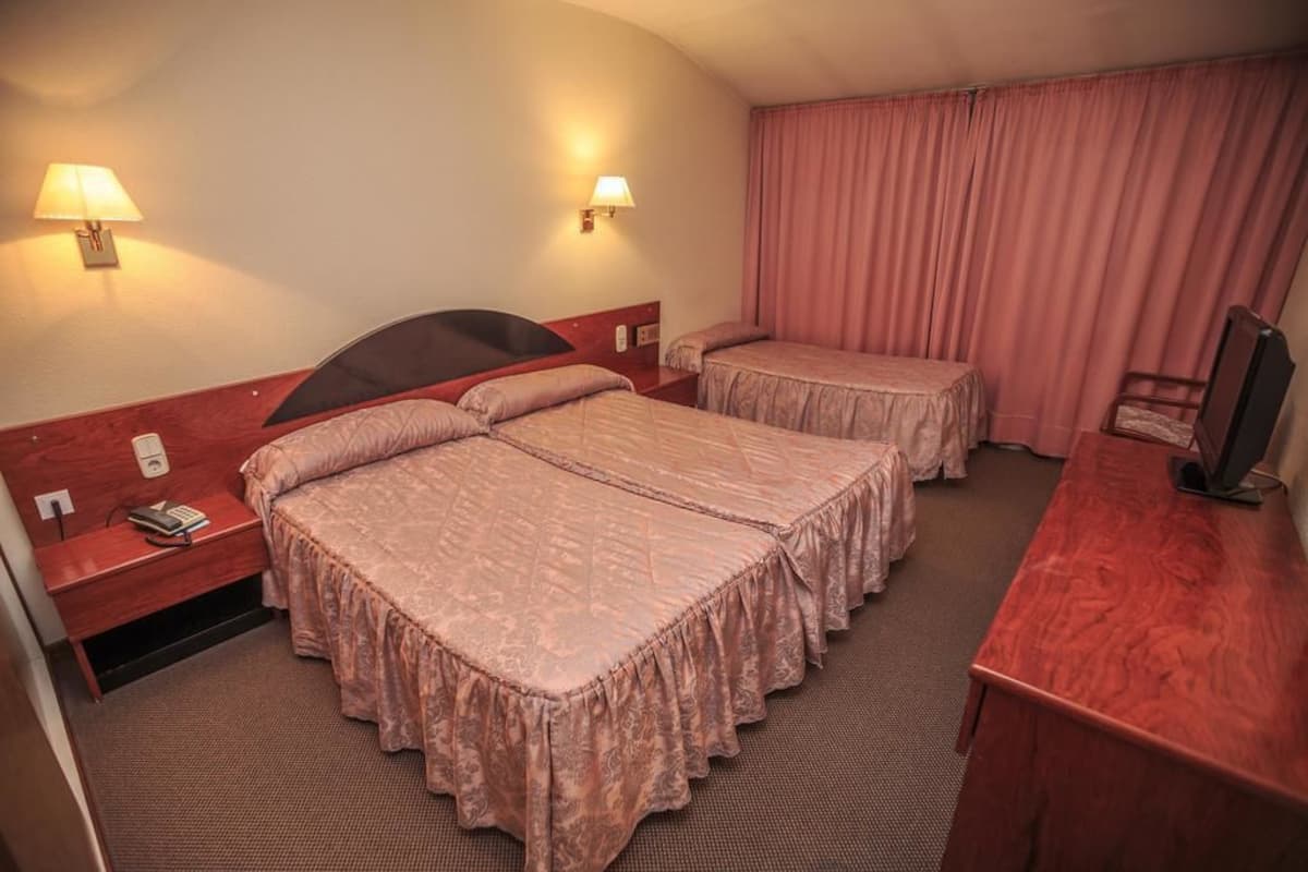 Dreibettzimmer | Zimmersafe, Schreibtisch, schallisolierte Zimmer, kostenloses WLAN