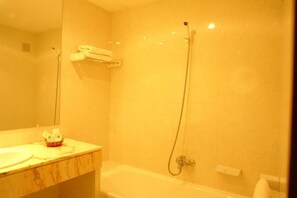 Triple Room | Bathroom | Towels - Hotel Roc del Castell (Canillo)