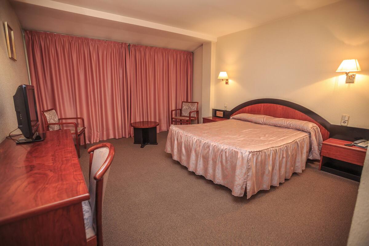 Double Room | In-room safe, desk, soundproofing, free WiFi