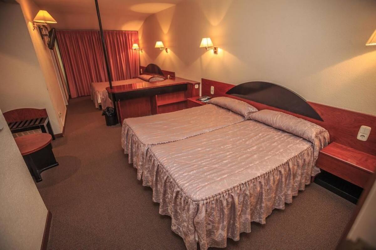 Quadruple Room | In-room safe, desk, soundproofing, free WiFi
