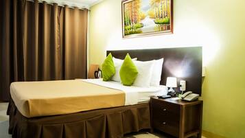 Deluxe-værelse - 1 queensize-seng | Pengeskab på værelset, skrivebord, arbejdsområde til bærbare computere