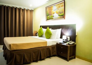 デラックス ルーム クイーンベッド 1 台 | セーフティボックス (室内)、デスク、ノートパソコン用作業スペース、アイロン / アイロン台