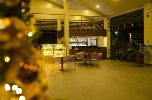 Se sirven almuerzos, cenas y cocina china 