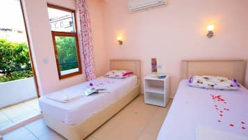 Chambre Standard double ou avec lits jumeaux | Bureau, fer et planche à repasser, lit de bébé (gratuit)