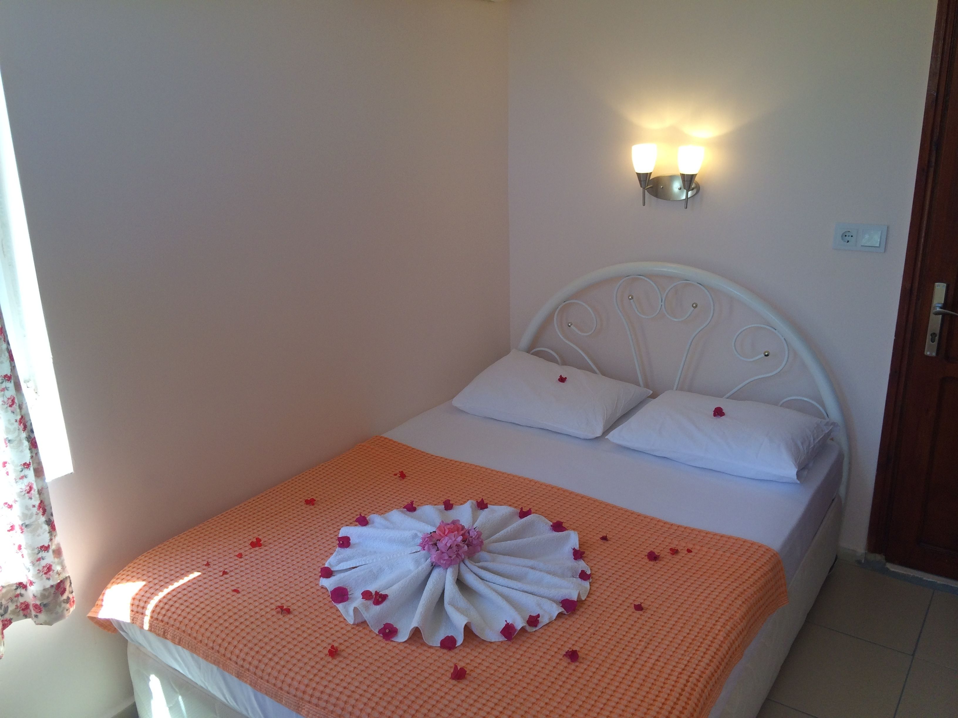 standard single room | desk, iron/ironing board, free cots/infant beds, free wifi