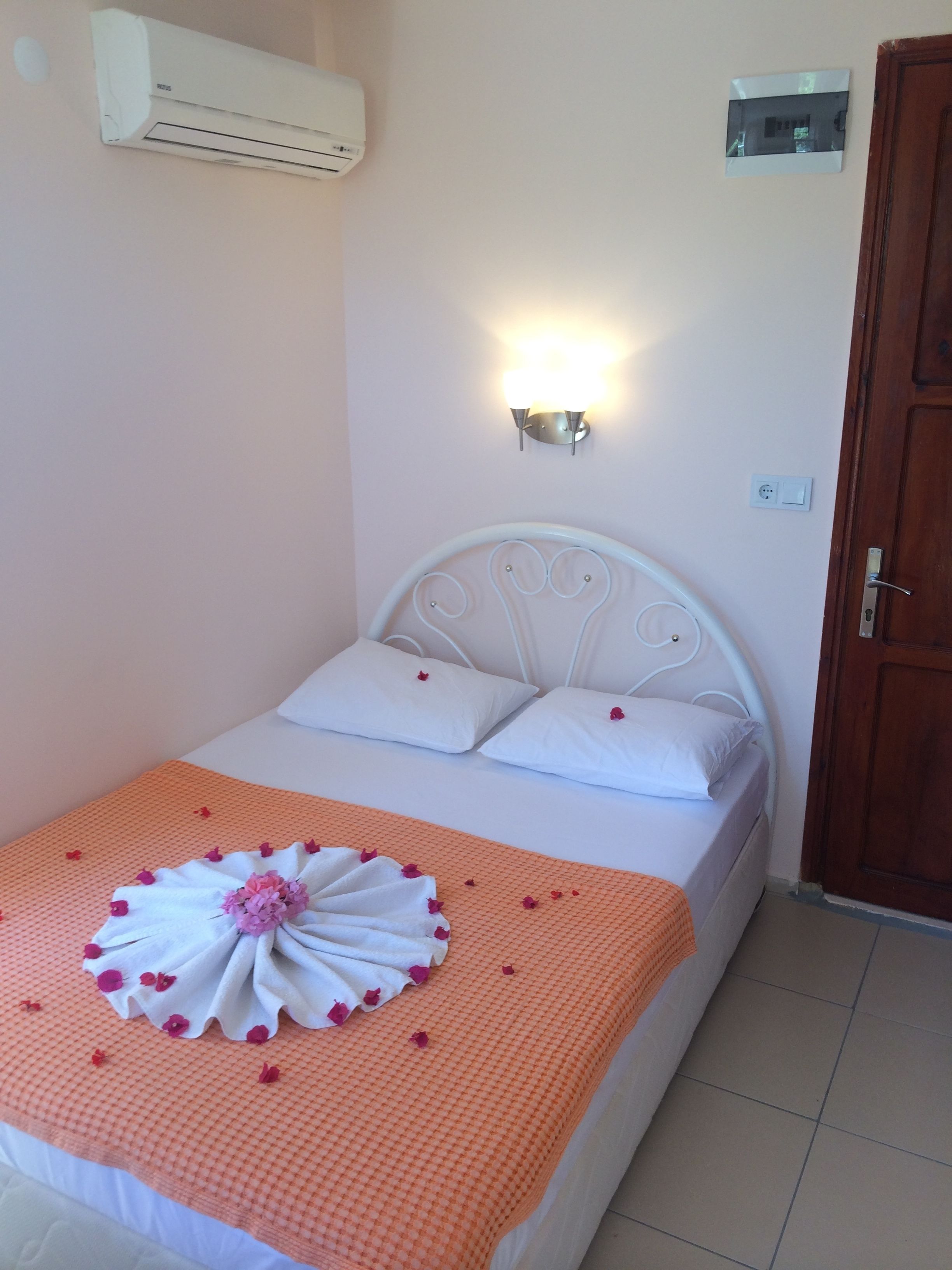 standard triple room | bathroom | shower, free toiletries, hair dryer, slippers