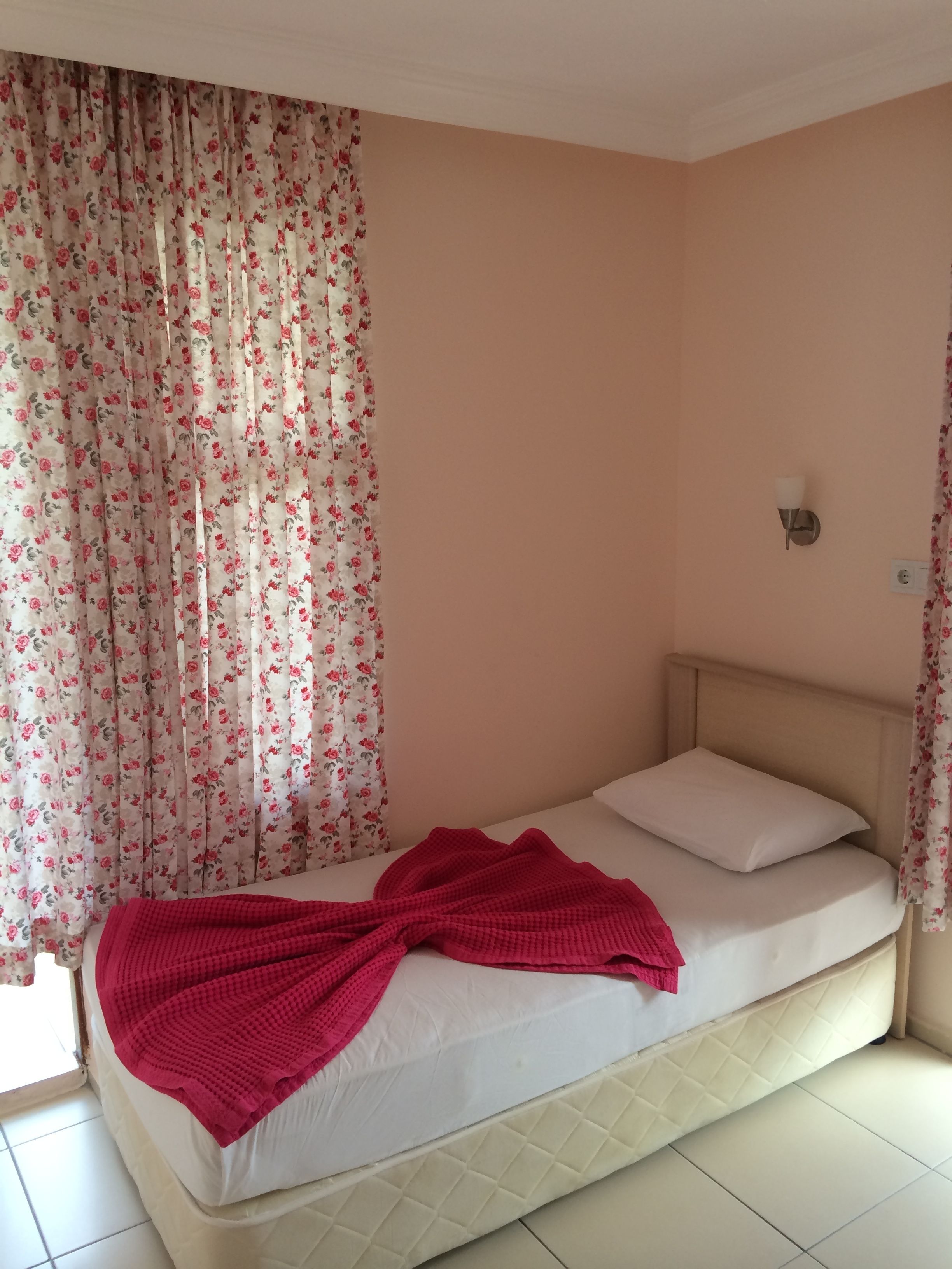 standard single room | desk, iron/ironing board, free cots/infant beds, free wifi