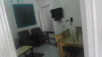 Departamento, 3 habitaciones, vista al mar | Sala de estar | Televisión LED