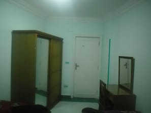 Apartment, 3 Bedrooms, Sea View | In-room business centre
