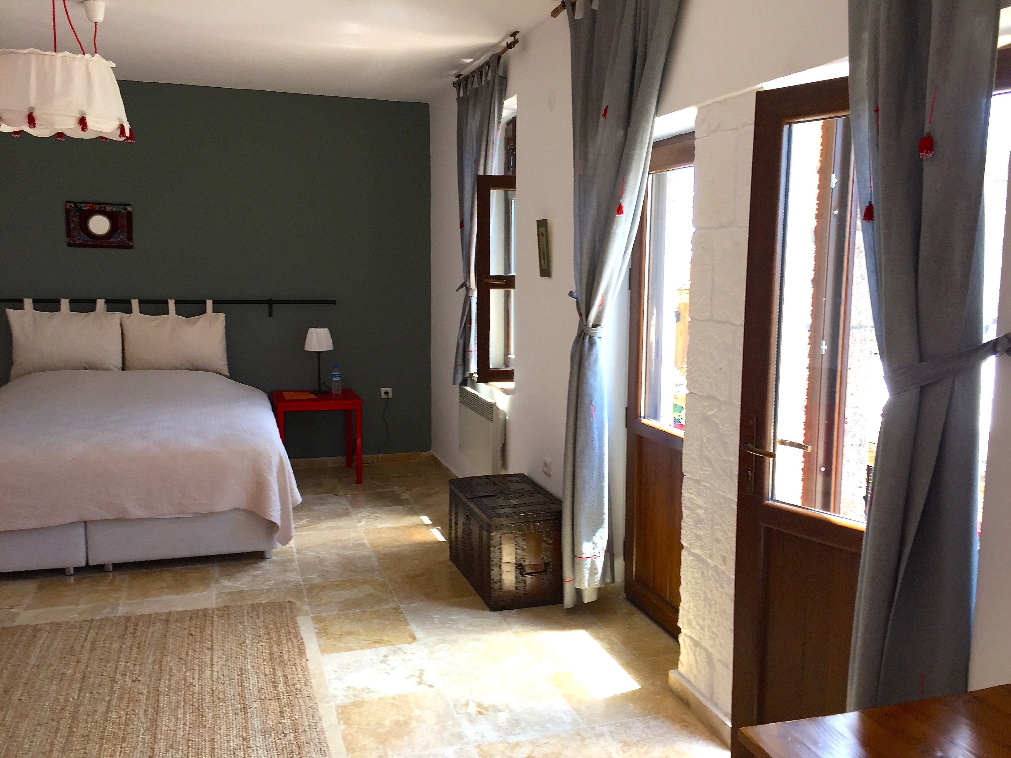 desk, soundproofing, free wifi, bed sheets