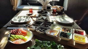 فطور كامل مجانًا يوميًا