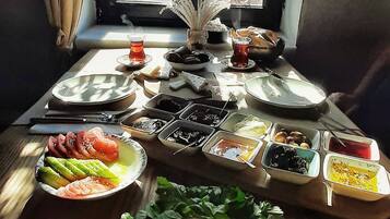 Café da manhã completo grátis todos os dias