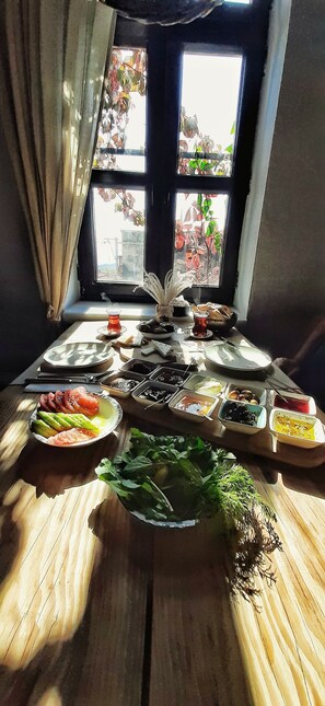 Free daily full breakfast 