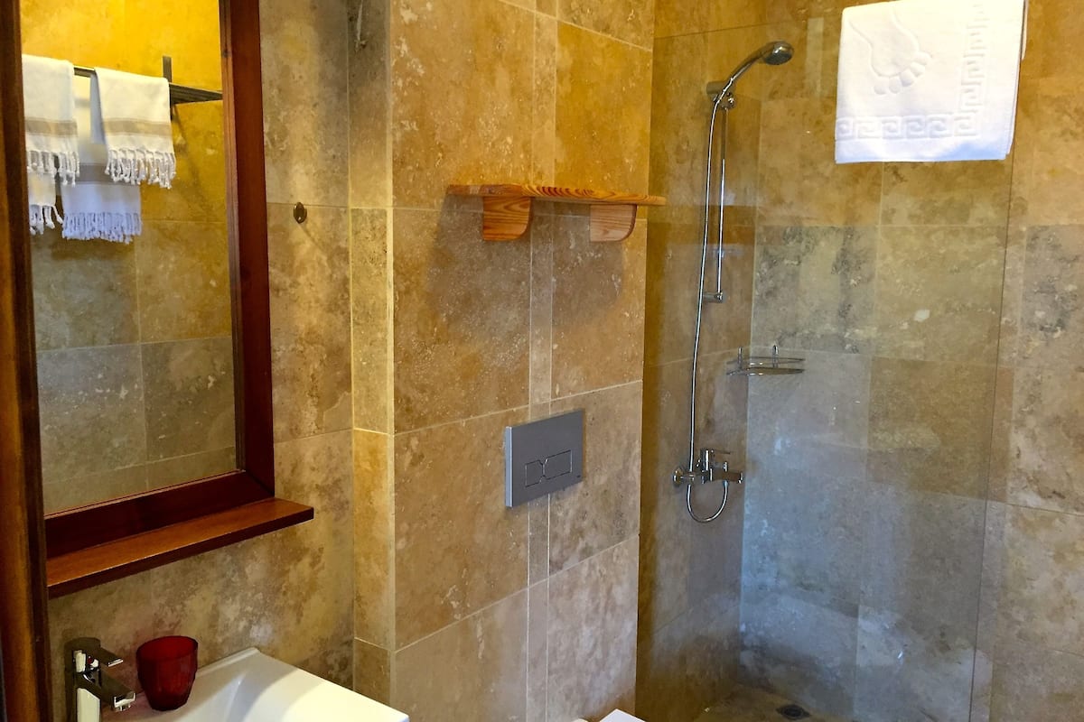 family quadruple room | bathroom | shower, free toiletries, hair dryer, slippers