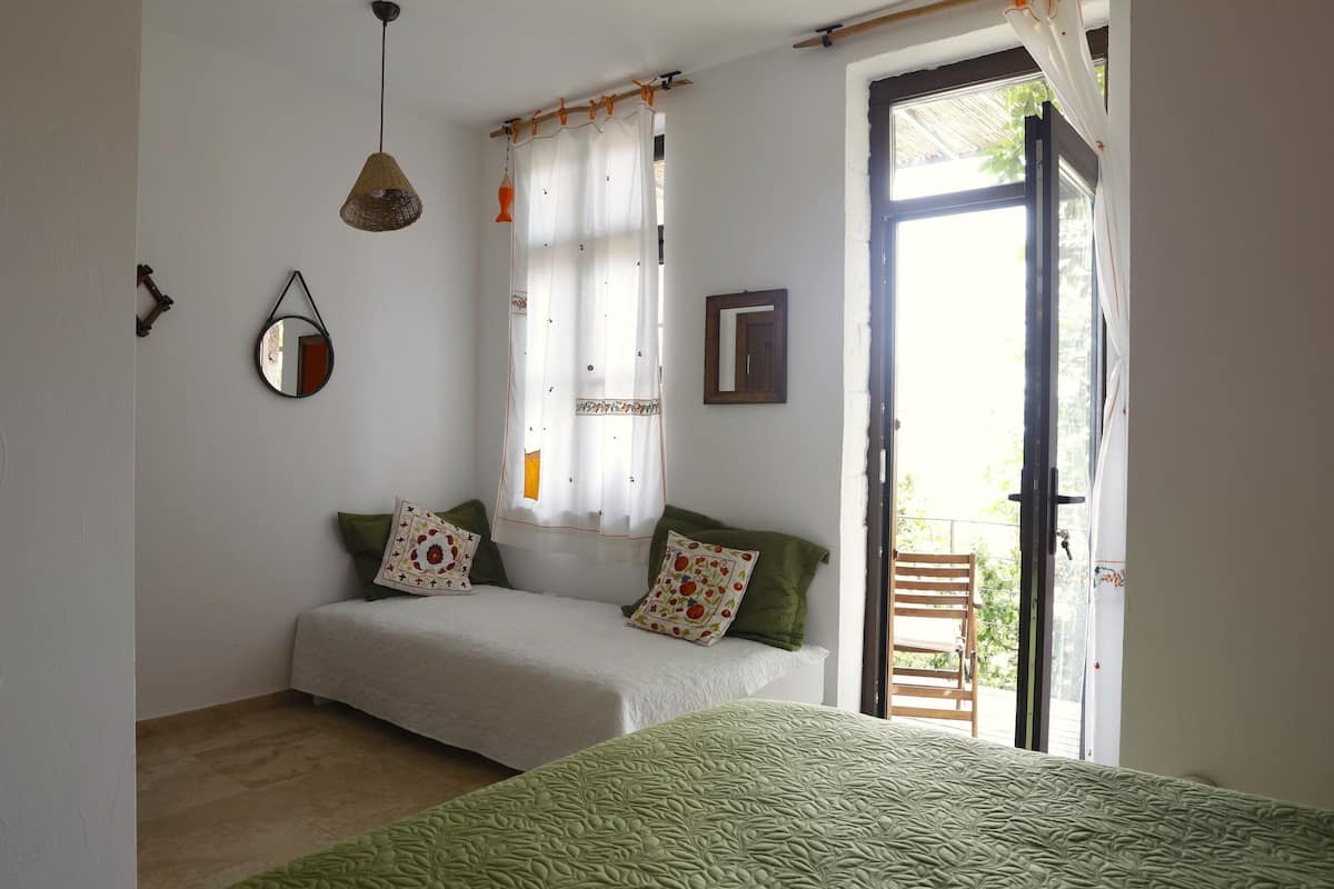 Desk, soundproofing, free WiFi, bed sheets