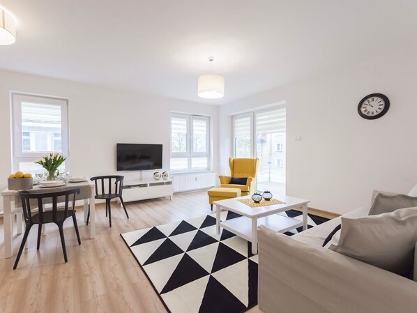 Apartment (Solna C103) | Wohnzimmer | Flachbildfernseher