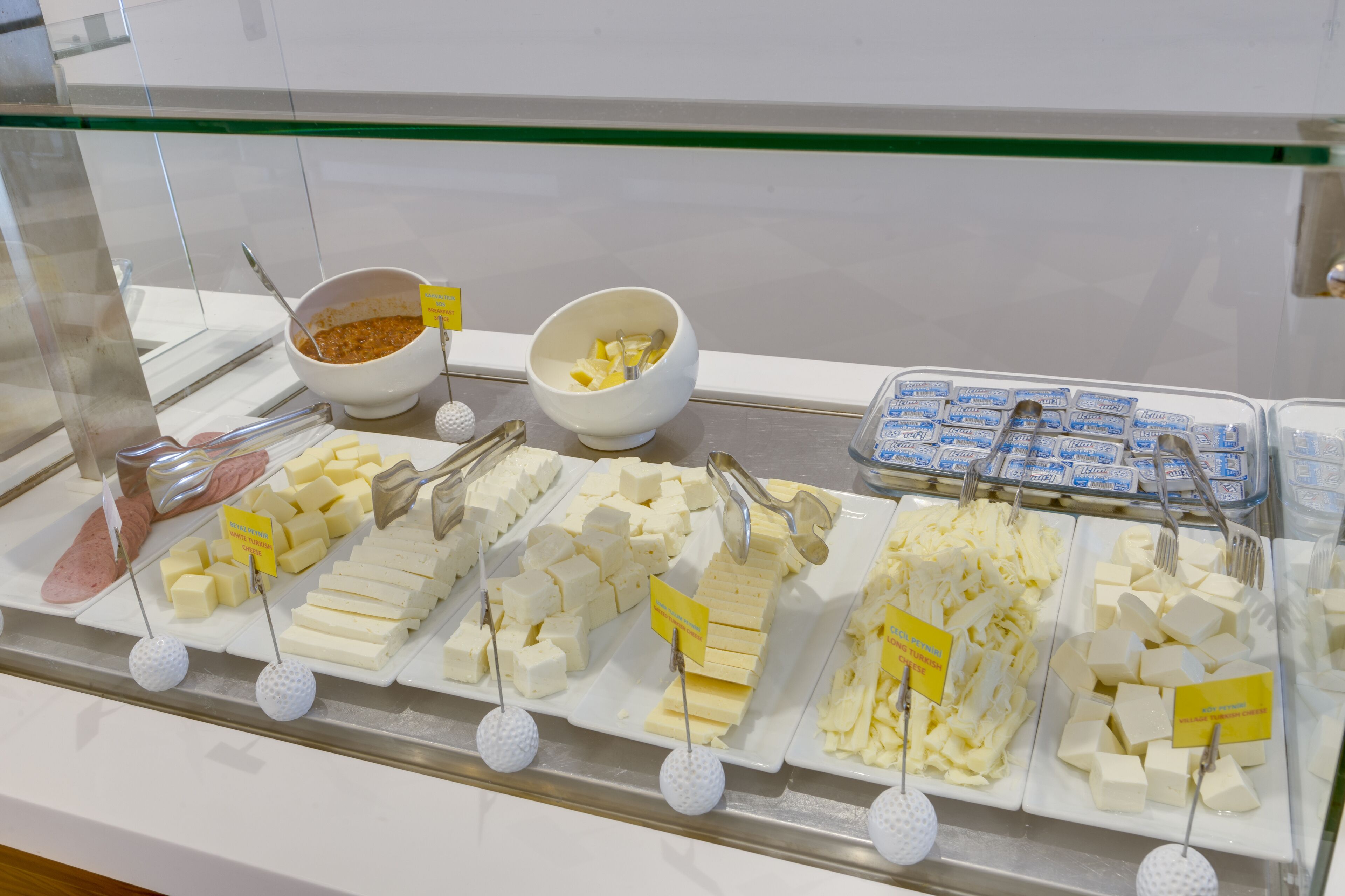 2 restaurants, breakfast, lunch, dinner served; international cuisine