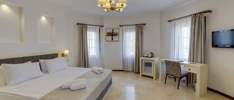 Dobbeltrom – premium | Minibar, safe på rommet, skrivebord for bærbar PC og lydisolert