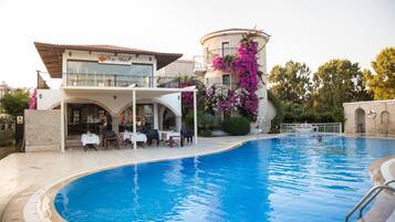 Piscina externa, guarda-sóis, espreguiçadeiras