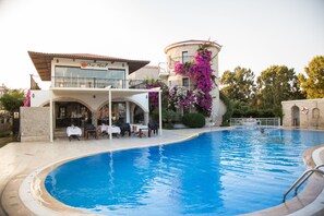Piscine extérieure, parasols de plage, chaises longues