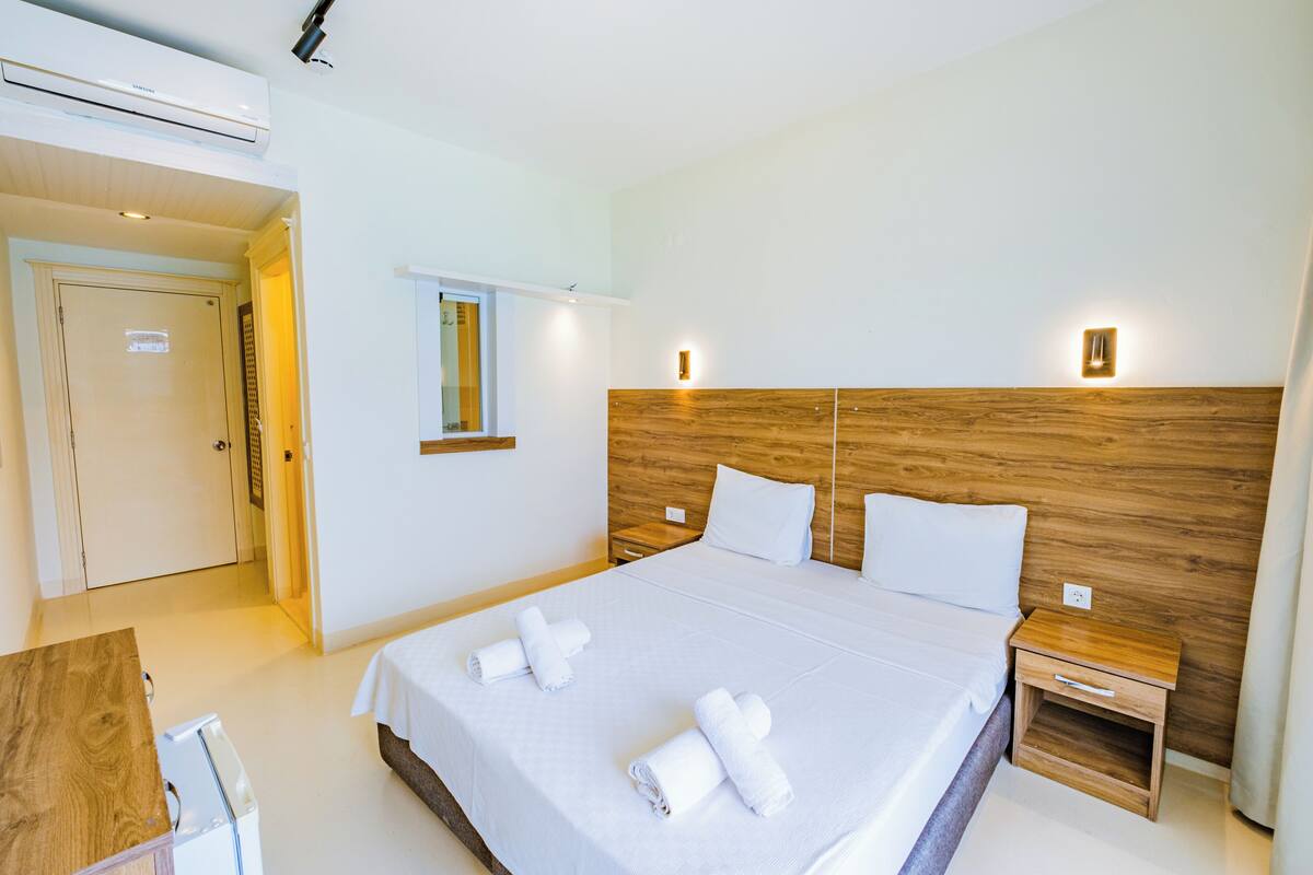 Habitación estándar, vistas parciales al mar | Caja fuerte, escritorio, wifi gratis y ropa de cama