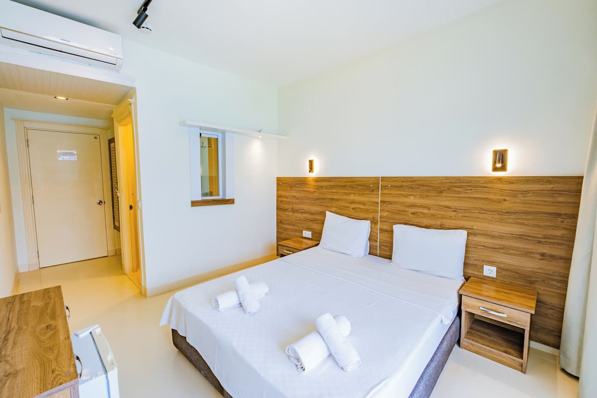 Standaard kamer, gedeeltelijk uitzicht op zee | Een kluis op de kamer, een bureau, gratis wifi, beddengoed