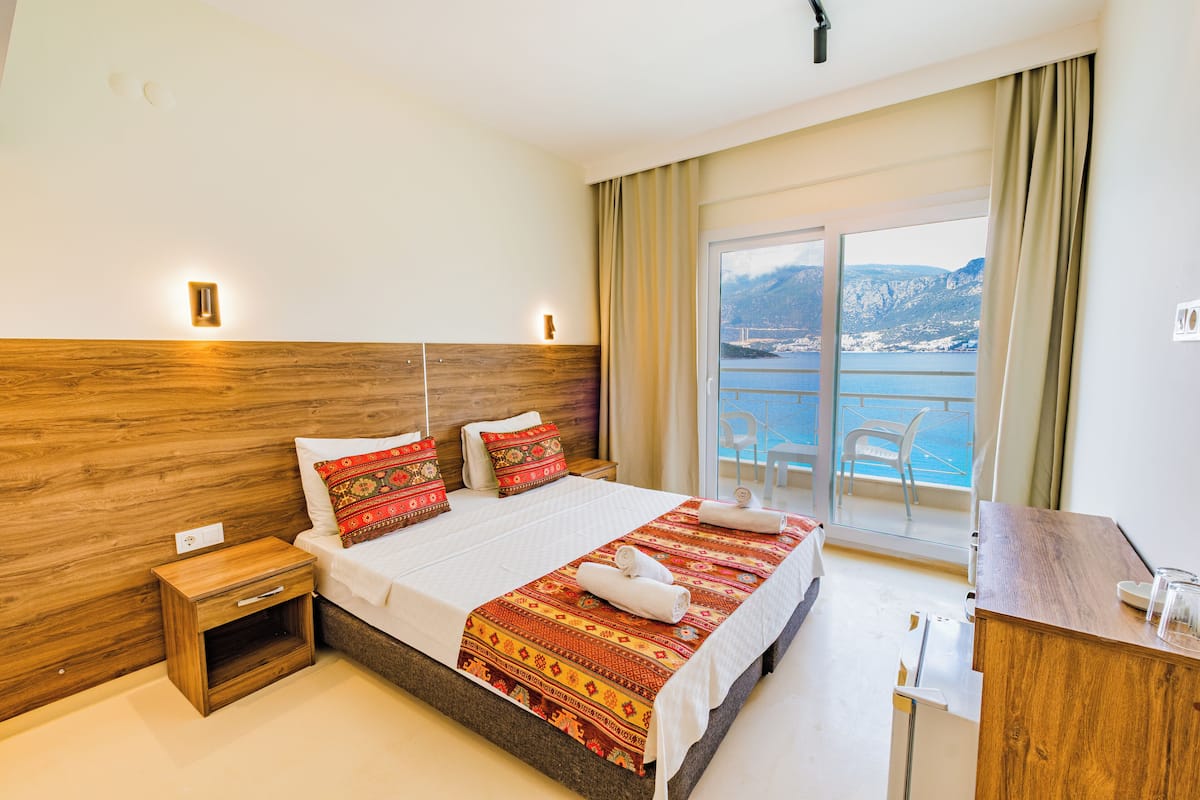 Habitación estándar, vistas al mar | Caja fuerte, escritorio, wifi gratis y ropa de cama