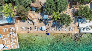 Playa privada, camastros, sombrillas y toallas de playa