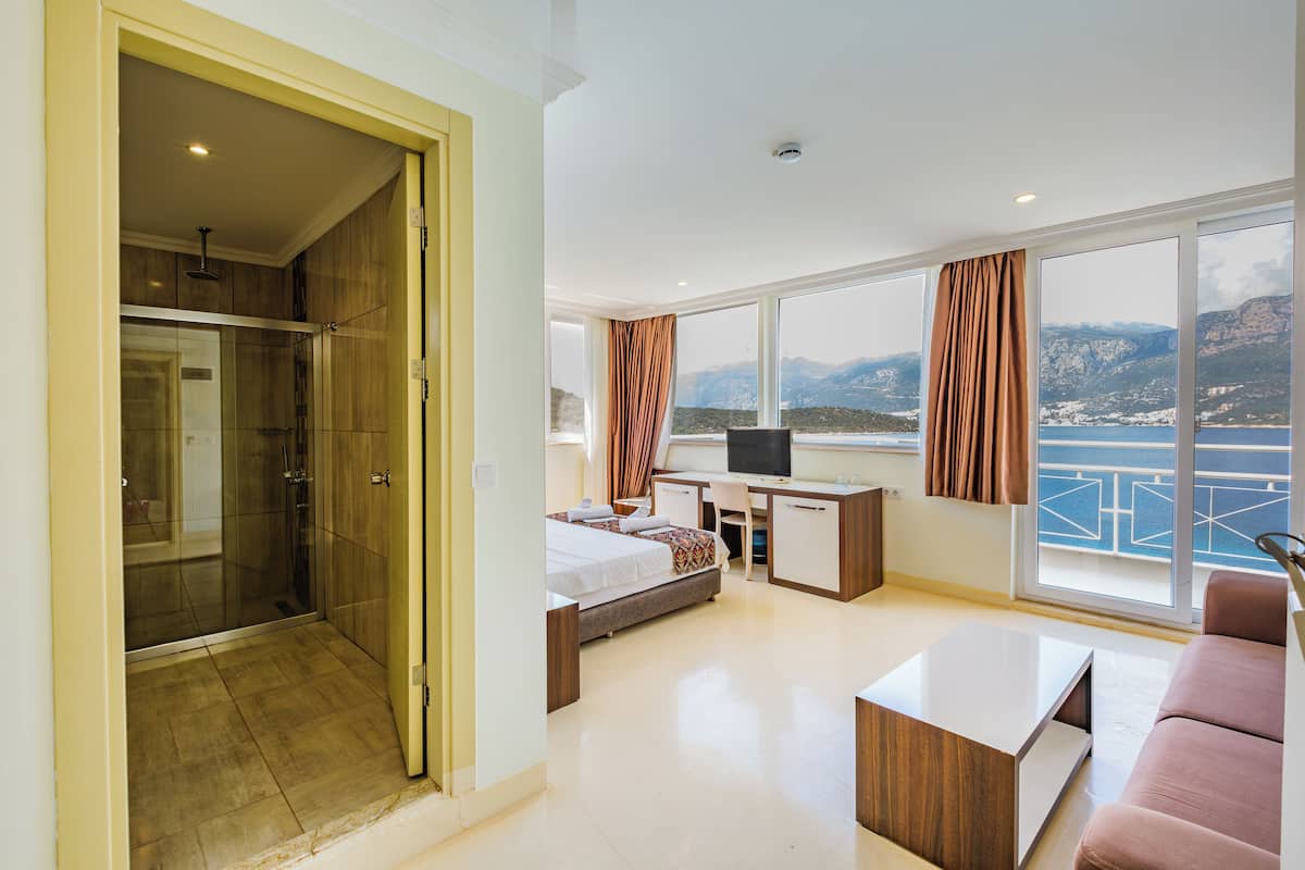 Deluxe kamer, uitzicht op zee | Een kluis op de kamer, een bureau, gratis wifi, beddengoed