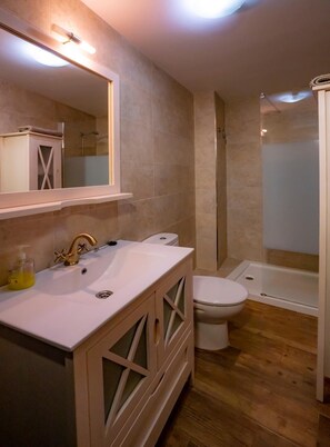 Shower, free toiletries, hair dryer, towels
