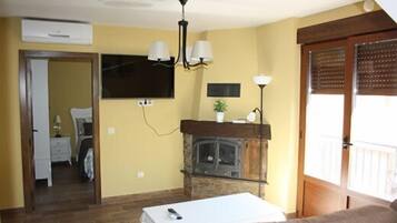 Apartamento, 1 habitación | Zona de estar | Televisión de pantalla plana de 47 pulgadas con canales por cable