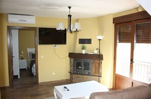 Apartment, 1 Bedroom | Ruang tamu | 47 inci televisyen skrin rata dengan kabel, TV, pendiangan