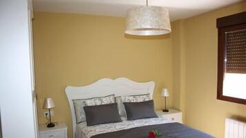 Apartamento, 1 habitación | 1 dormitorio, sistema de insonorización, tabla de planchar con plancha