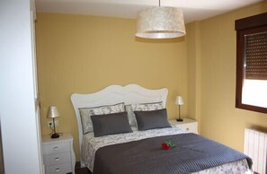 Apartment, 1 Bedroom | 1 bilik tidur, kalis bunyi, seterika/papan seterika 