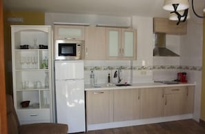 Apartment, 1 Bedroom | Private kitchen | Full-sized fridge, microwave, stovetop, dishwasher - Sabores Hurdanos (Ladrillar)
