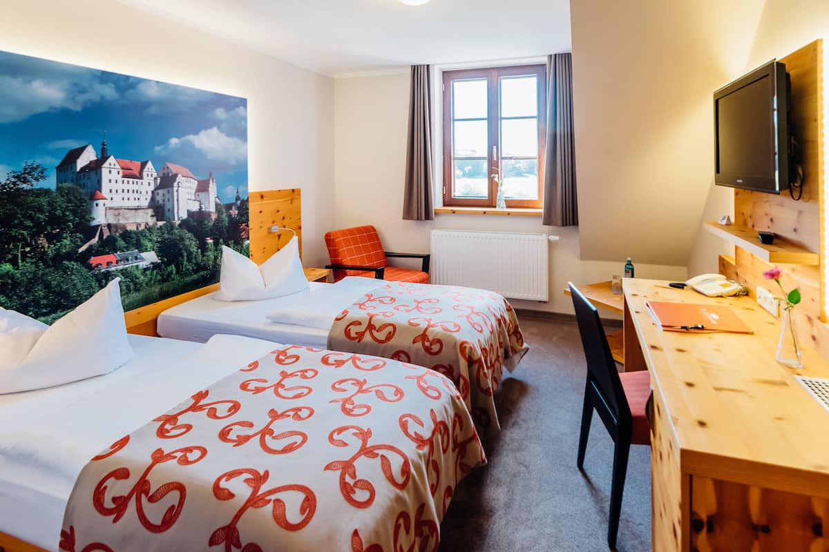 Standard Double Room | Peti besi dalam bilik, meja, katil bayi/kot (surcaj)