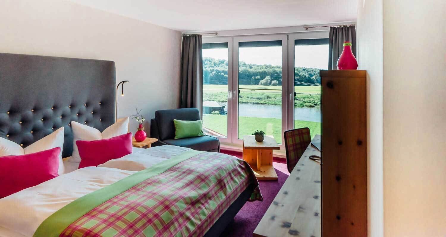 Junior suite, 1 tweepersoonsbed, niet-roken, uitzicht op rivier | Een kluis op de kamer, een bureau, gratis wifi, beddengoed