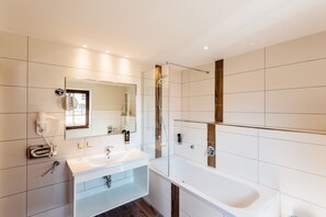 Double Room, Balcony, Annex Building (Muehlen Room) | Bathroom | Hair dryer, towels, soap, toilet paper - Erlebnishotel Zur Schiffsmühle (Grimma)