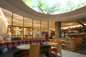 2 restaurantes; se sirven desayunos y cocina local e internacional