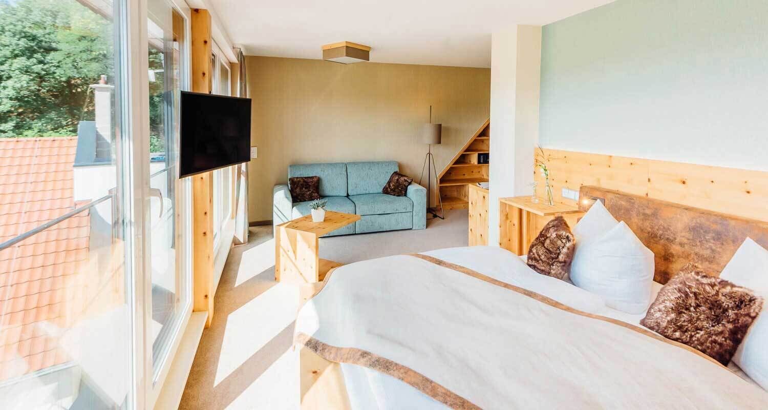 Junior suite, niet-roken, uitzicht op rivier | Een kluis op de kamer, een bureau, gratis wifi, beddengoed