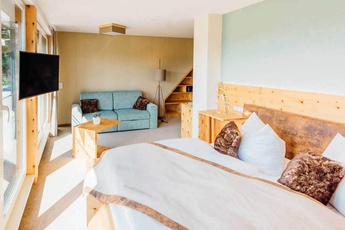 Junior Suite, Non Smoking, River View | In-room safe, desk, free WiFi, bed sheets