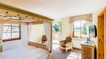 Honeymoon Room | Peti besi dalam bilik, meja, katil bayi/kot (surcaj)