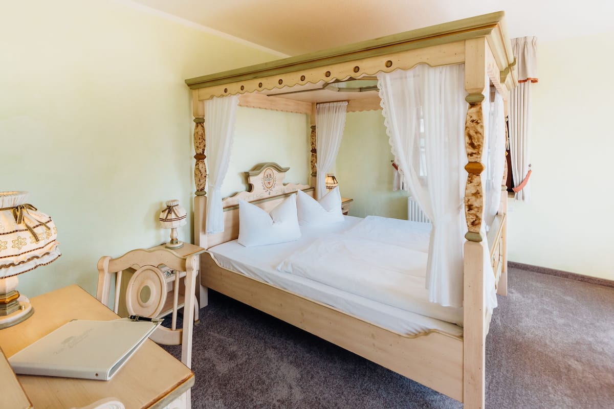 Honeymoon Room | Peti besi dalam bilik, meja, katil bayi/kot (surcaj)