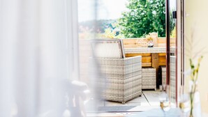Double Room, Non Smoking, River View | Terrace/patio - Erlebnishotel Zur Schiffsmühle (Grimma)