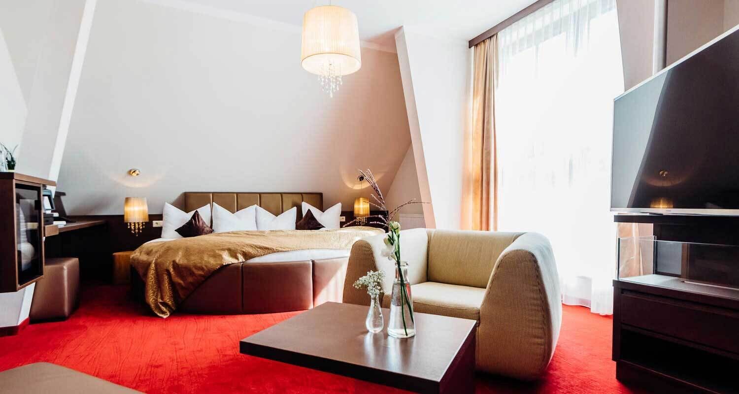 Suite, meerdere bedden, niet-roken, uitzicht op rivier | Een kluis op de kamer, een bureau, gratis wifi, beddengoed