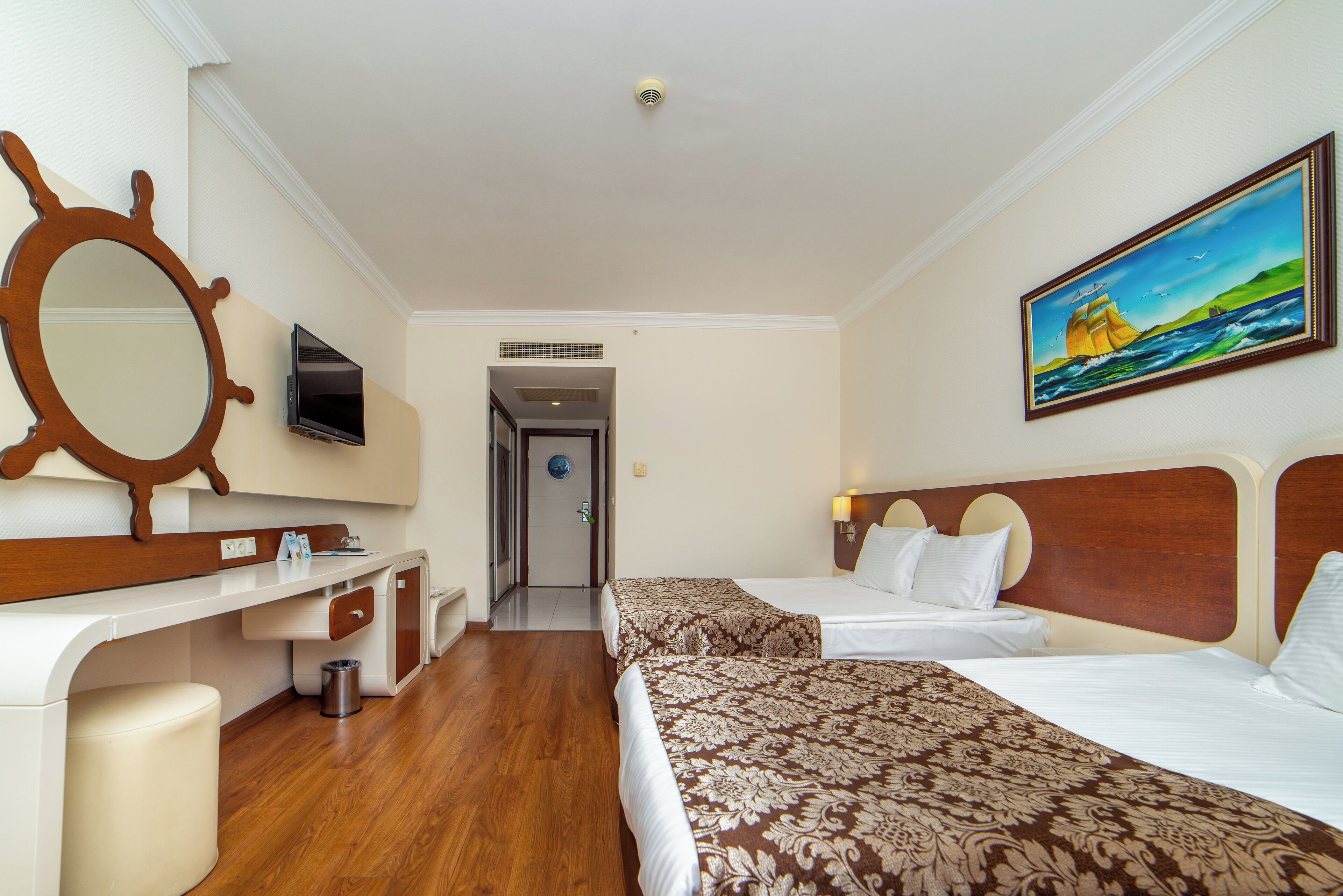 Standard Room | Free minibar, in-room safe, desk, laptop workspace