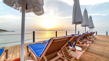 Pantai persendirian berhampiran, kerusi lepak pantai, payung