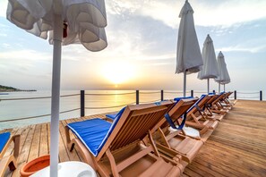 Privéstrand vlakbij, ligstoelen, parasols, strandlakens