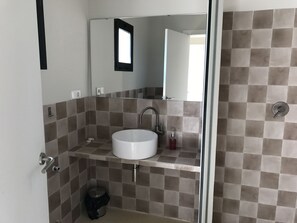 Standard-Doppelzimmer | Badezimmer | Dusche, kostenlose Toilettenartikel, Haartrockner, Handtücher